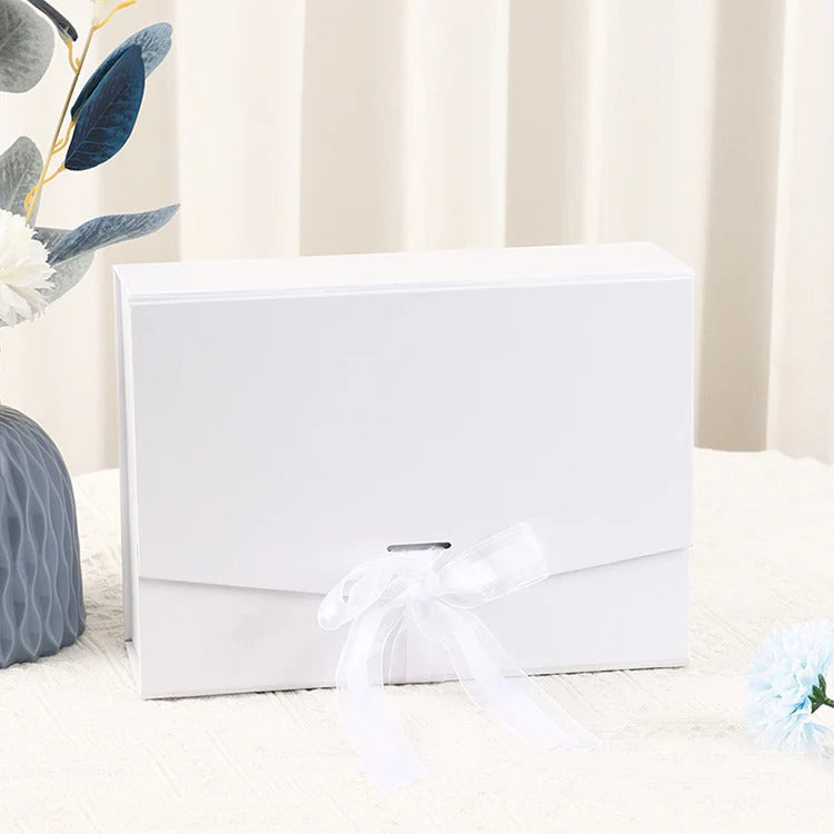 Faltbare magnetische Papierbox mit Seidenband