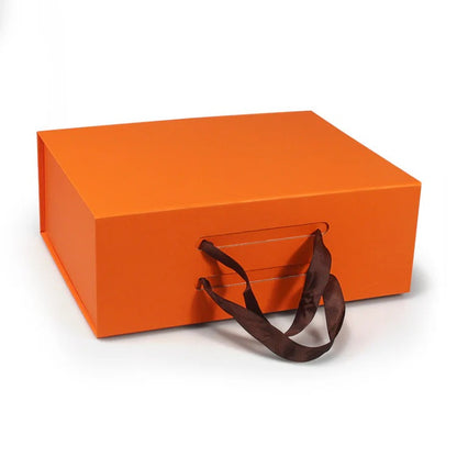 Faltbare Geschenkbox aus hartem Material in Graupappe mit Bandgriff