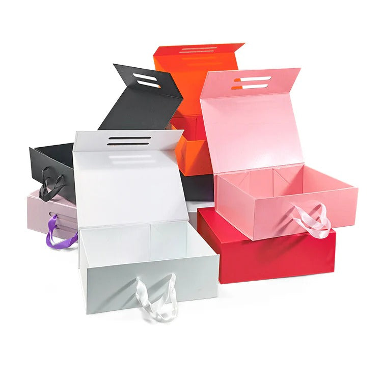 Faltbare Geschenkbox aus hartem Material in Graupappe mit Bandgriff