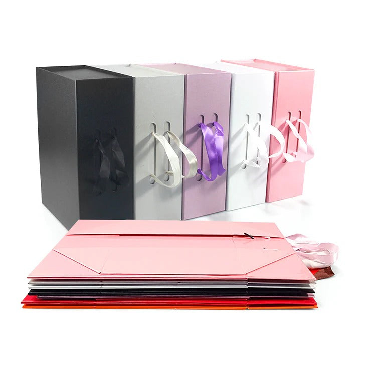 Faltbare Geschenkbox aus hartem Material in Graupappe mit Bandgriff
