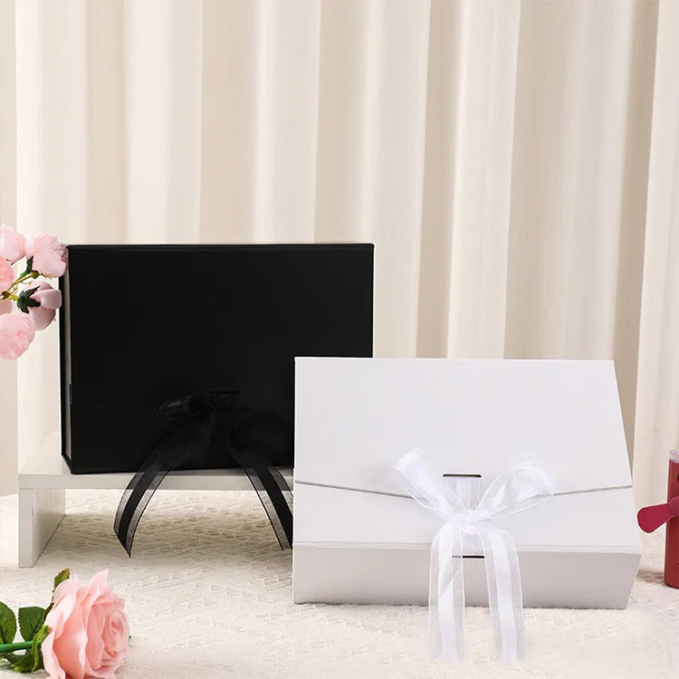 Faltbare magnetische Papierbox mit Seidenband
